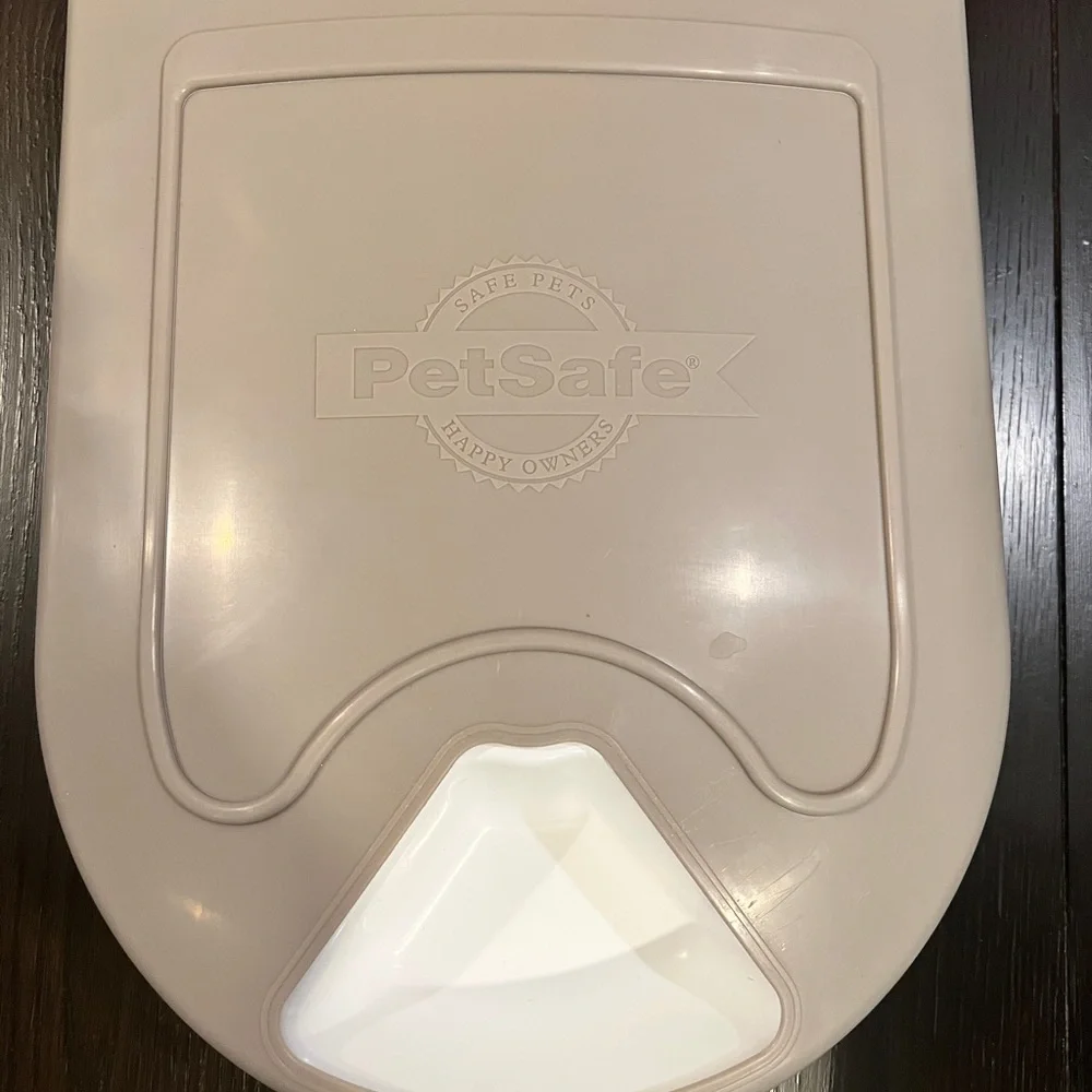 PetSafe Tan and White 5 Meal Pet Feeder *EUC* MSRP: $57+tax